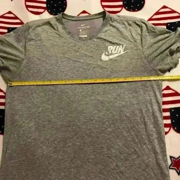 Nike Run Vented Mesh Gray Top w/ Reflective Run Logo Size Large - Picture 3 of 5